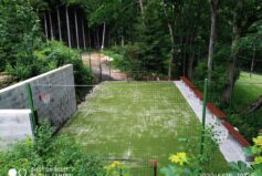 Na našem novém hřišti s umělou trávou si můžete zahrát fotbálek, volejbal, vybíjenou, líný tenis či badminton…